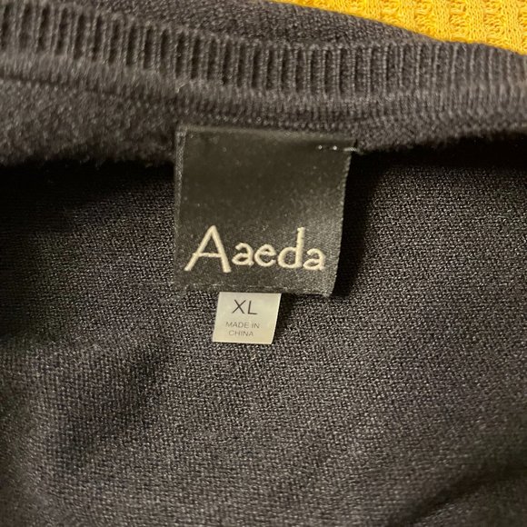 Aaeda XL Color-block Sweater - Picture 2 of 7